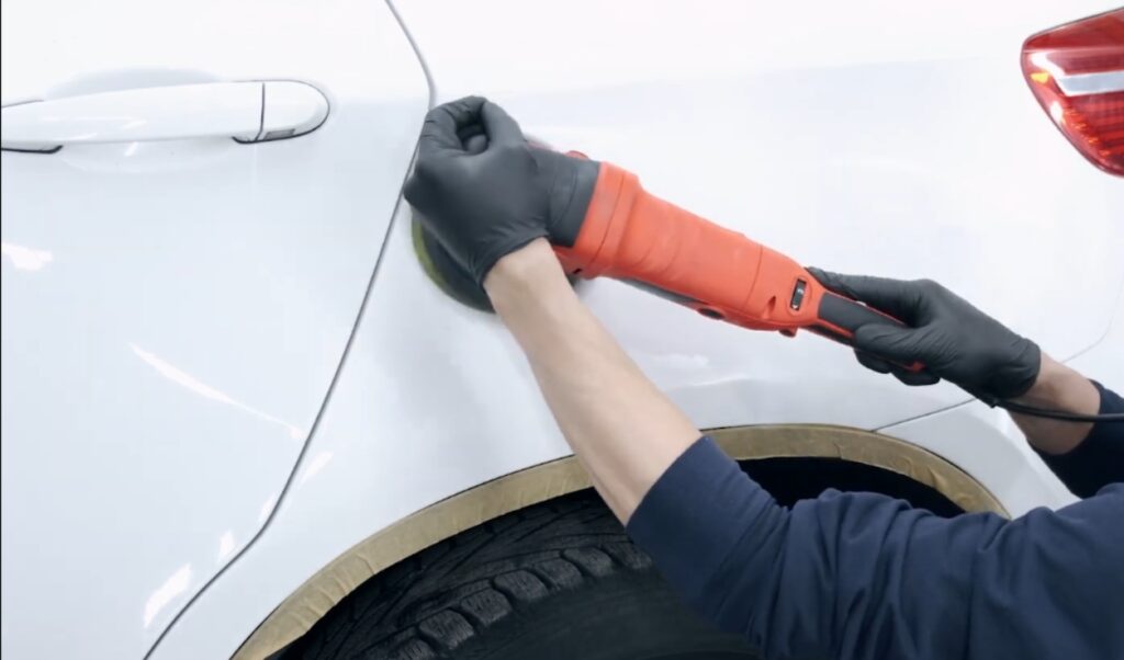 Applying-Car-Paint-Sealant